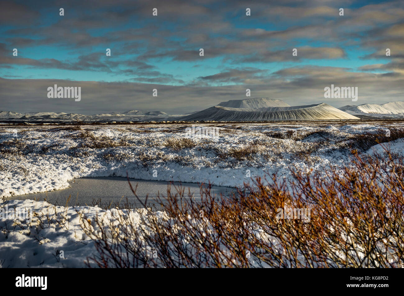 Weihnachten Landschaft mit gefrorenen See mit Schneebedeckten Hverfjall Stockfoto