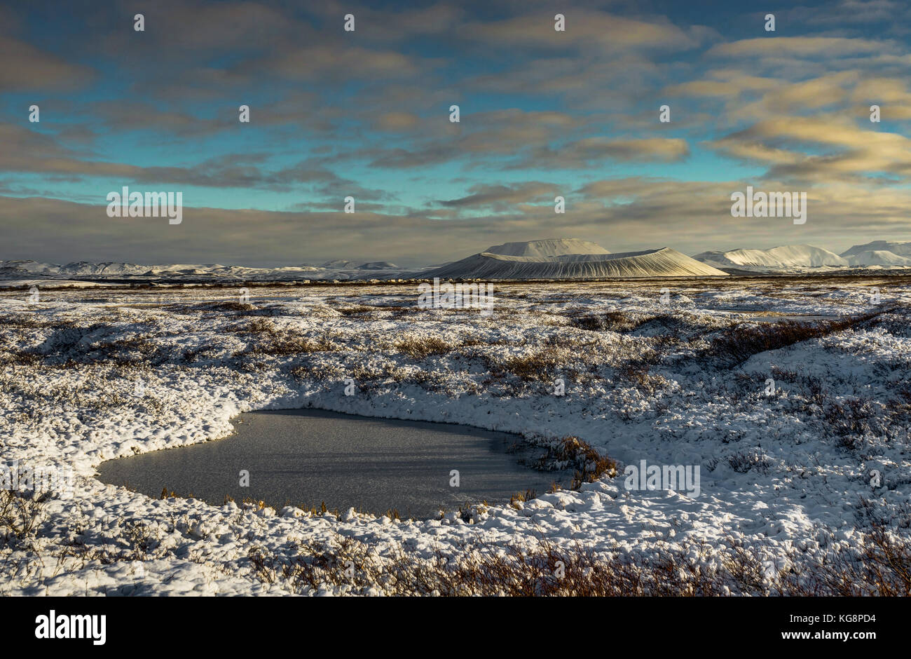 Weihnachten Landschaft mit gefrorenen See mit Schneebedeckten Hverfjall Stockfoto