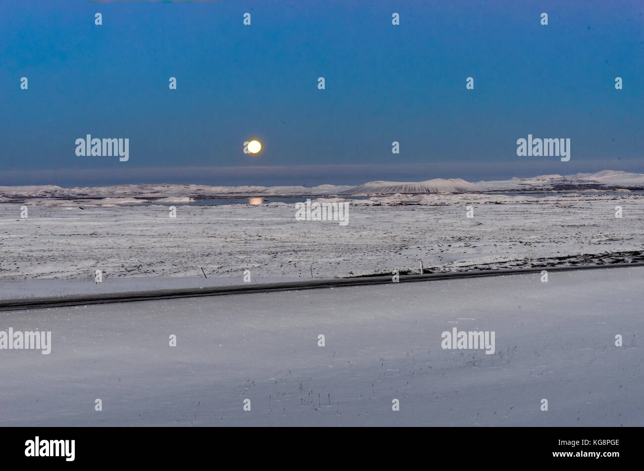 Mond über Island im Winter Landschaft Schnee Weiß Stockfoto