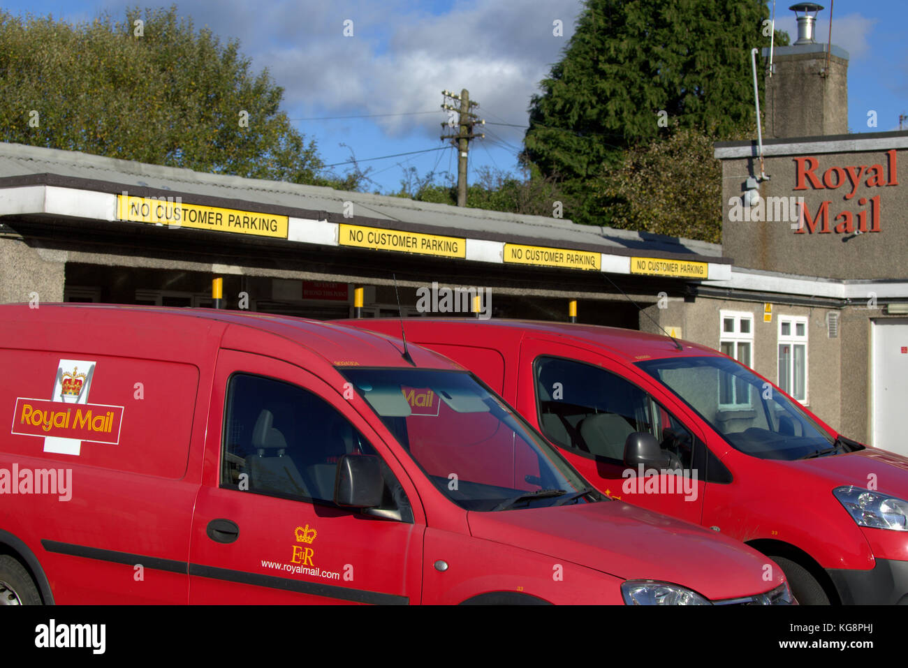 Post Royal Mail Lieferwagen und Depot anniesland Lieferung office Glasgow Logo rot Autos geparkt wie Streik Bedingungen Stockfoto
