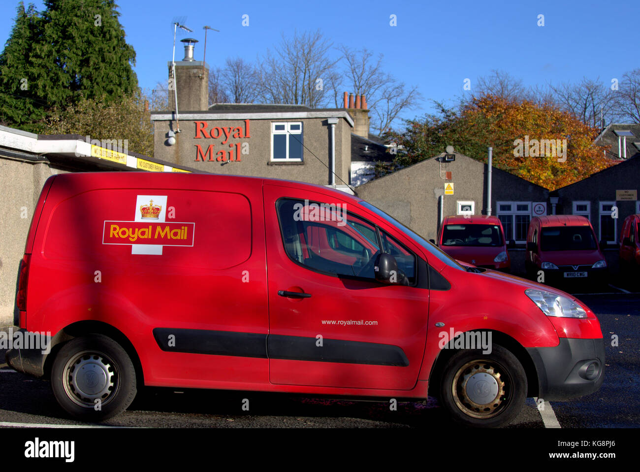 Post Royal Mail Lieferwagen und Depot anniesland Lieferung office Glasgow Logo rot Autos geparkt wie Streik Bedingungen Stockfoto