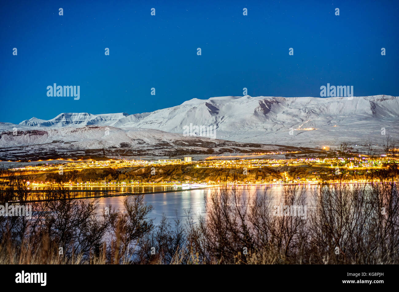 Panoramablick auf Akureyri city night im Winter mit Schnee am nig Stockfoto