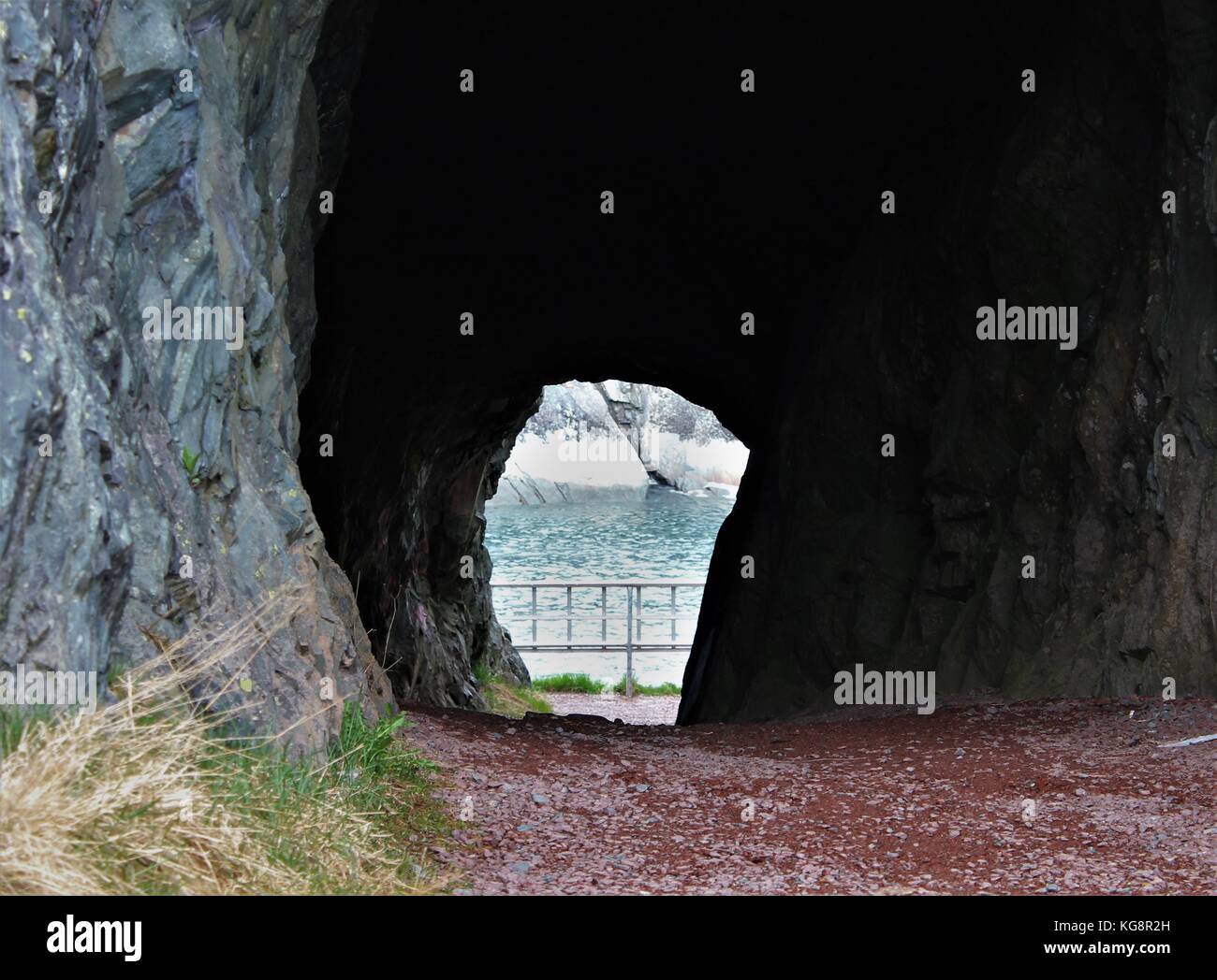 Tunnel geschnitzt durch festen Fels für die Auslagerung der Ladung von Schiffen, Brigus, Neufundland und Labrador, Kanada zu ermöglichen. Stockfoto