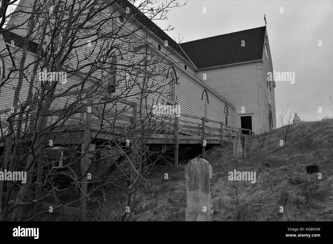 St. George's Erbe Kirche und alte Grabsteine in den angrenzenden Friedhof, Brigus, Neufundland und Labrador, Kanada. Stockfoto