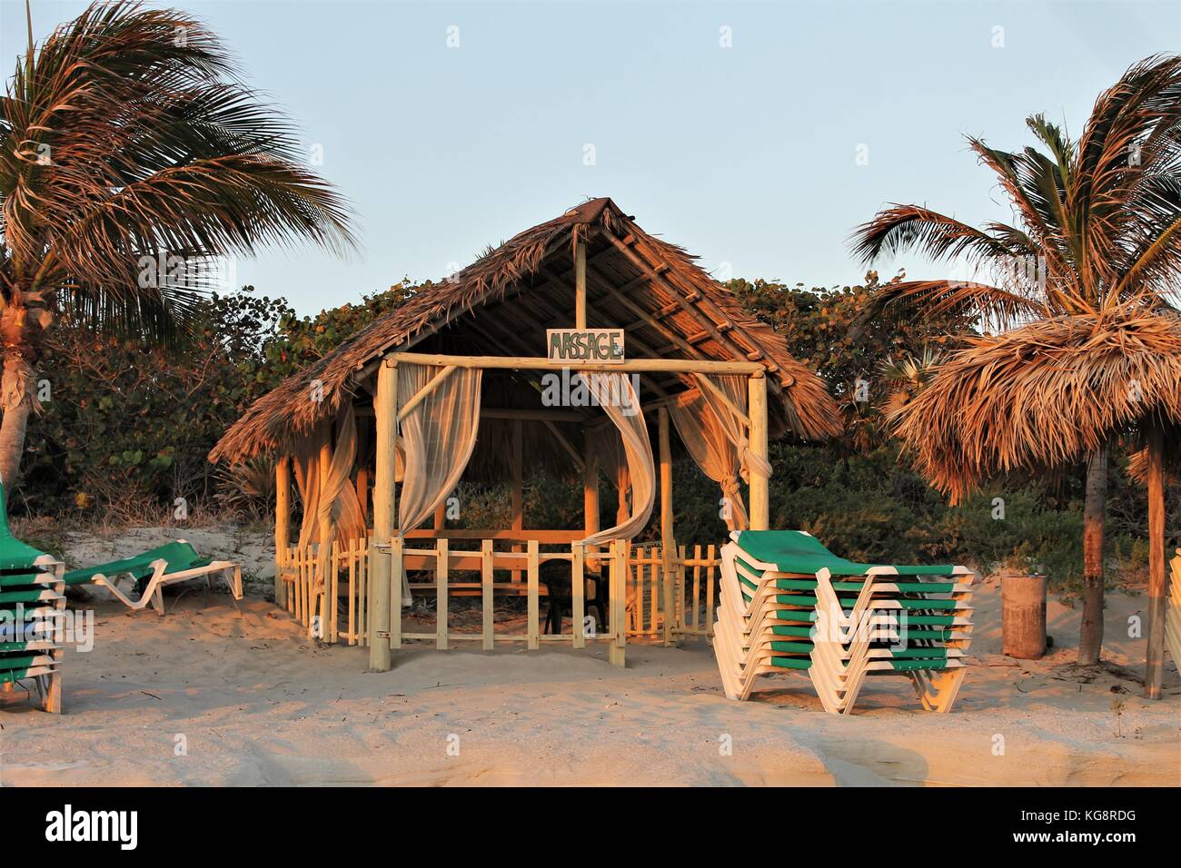 Massage stand am Strand bei Sonnenaufgang, Varadero Beach, Varadero, Kuba. Stockfoto