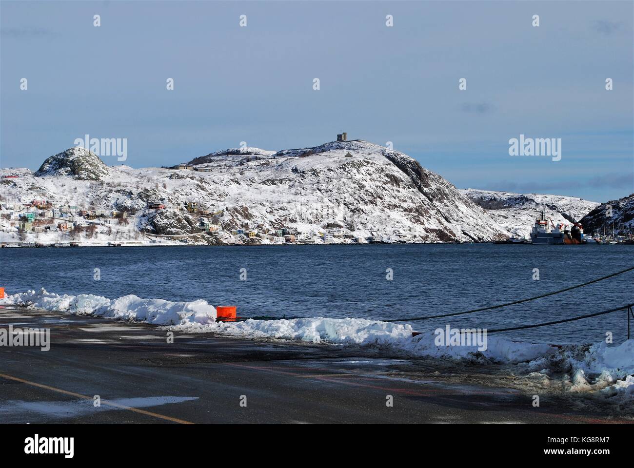 Blick über St. John's Hafen am Signal Hill, die Batterie, Cabot Tower, und Fort Amherst, St. John's, NL, Kanada. Stockfoto