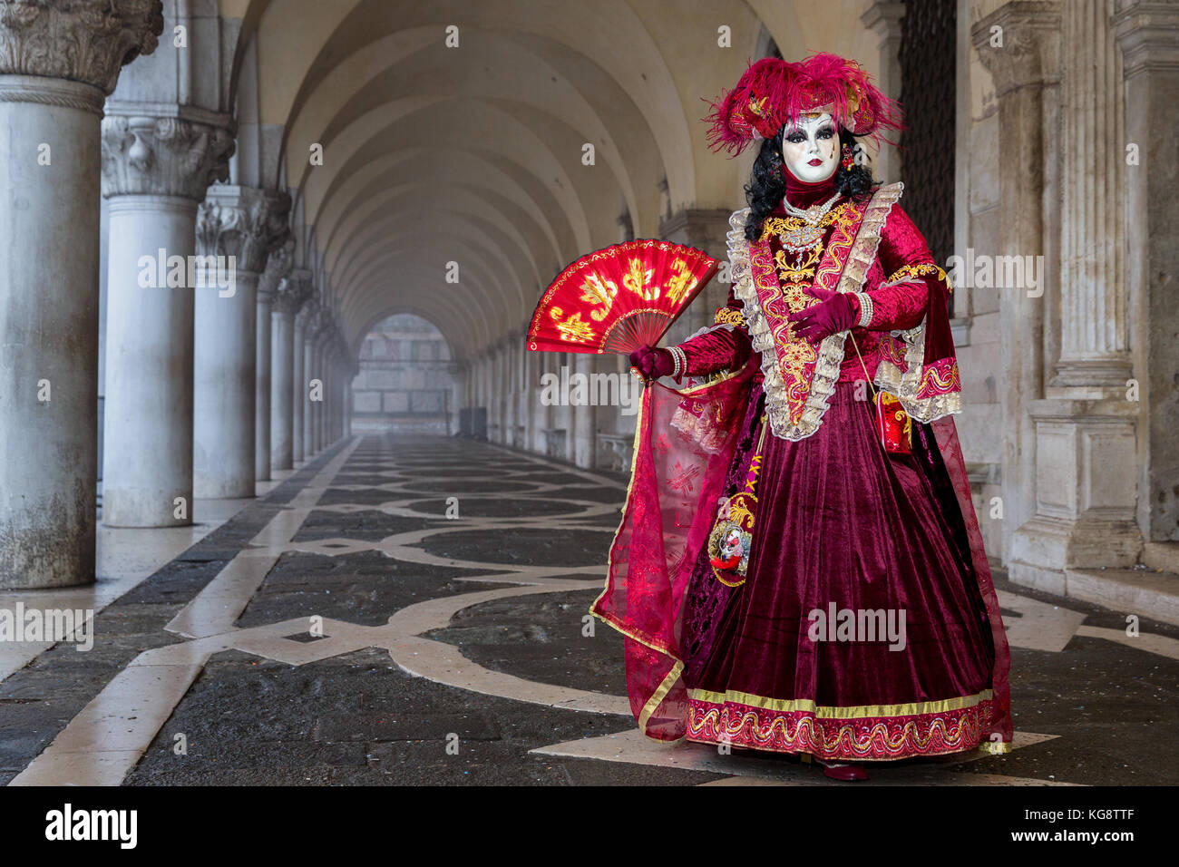 Eine Frau verkleidet für den Karneval in Venedig, Italien Stockfoto