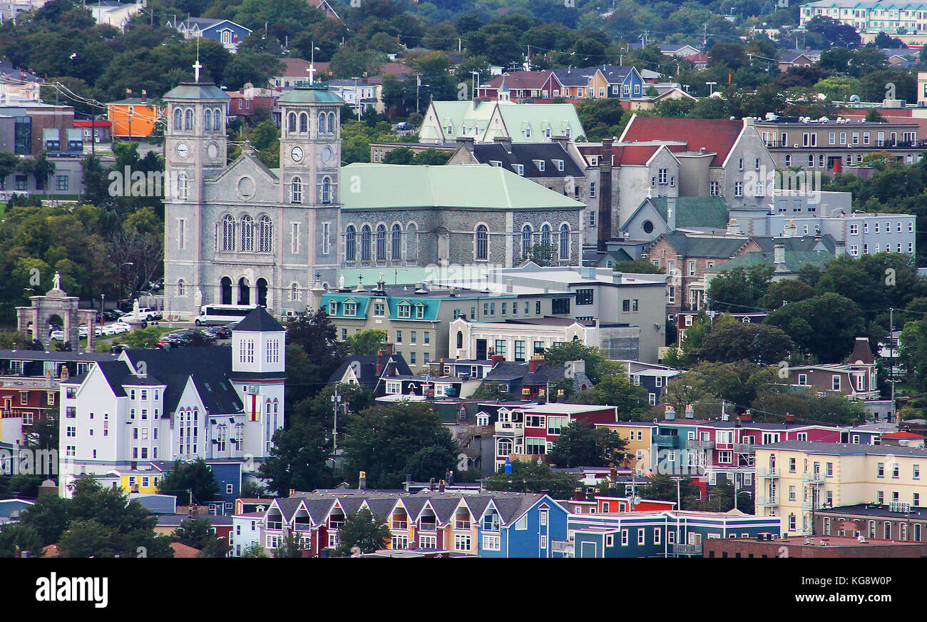 Die Basilika von St. Johannes dem Täufer, und die umliegenden Gebäude und Häuser, St. John's, Neufundland Stockfoto