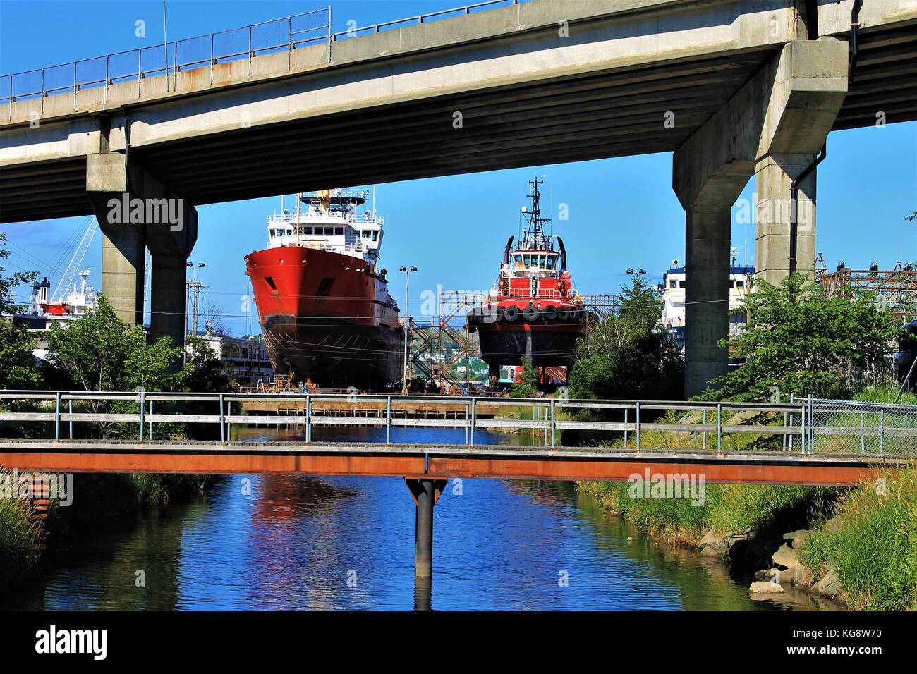 Blick auf den Waterford River in Richtung St. John's Harbour, wo sich zwei Schiffe im Trockendock befinden, St. John's, Neufundland Stockfoto