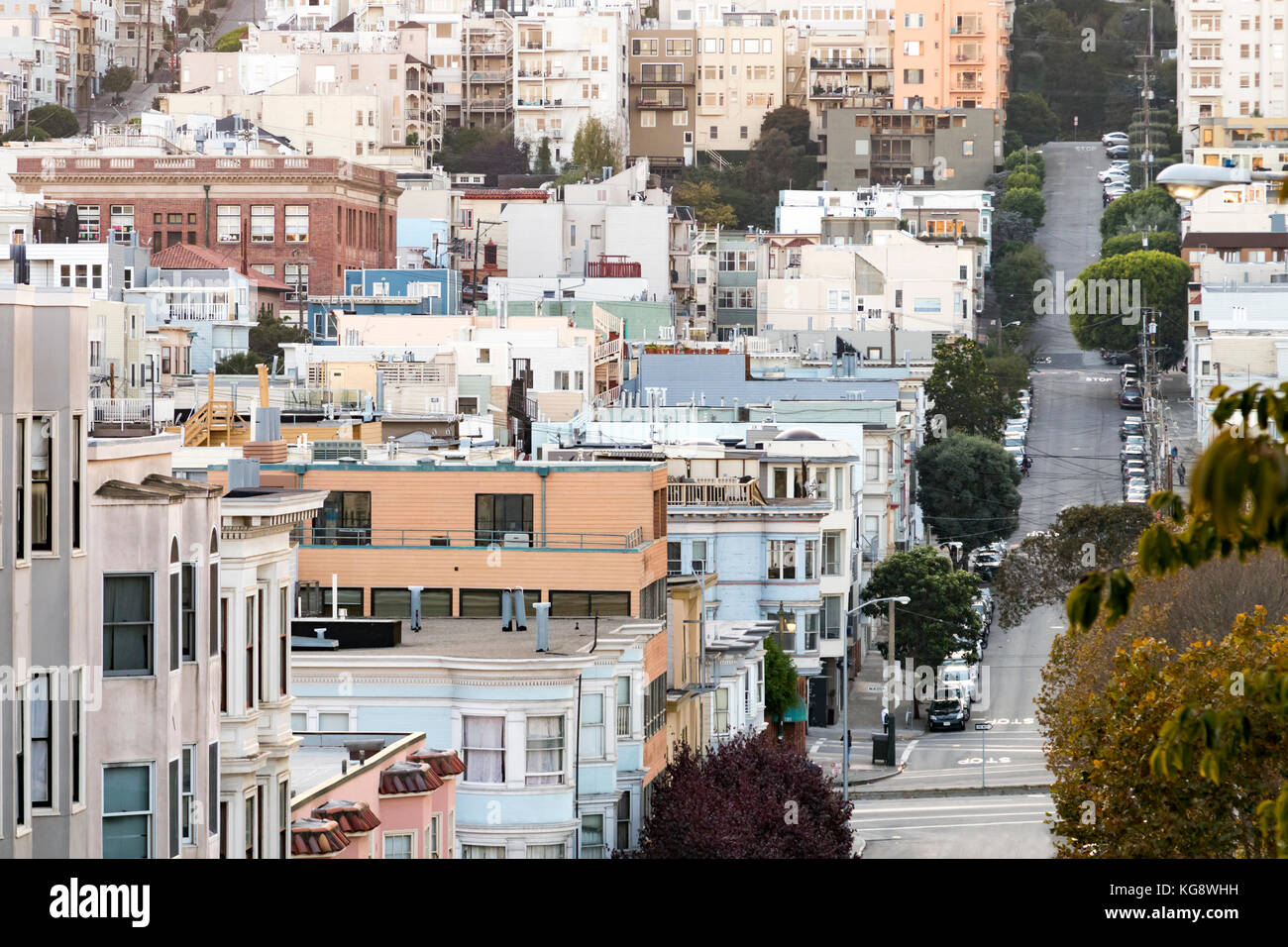 San Francisco Downtown City Scene, Greenwich Street in Richtung der russischen Hill Nachbarschaft mit einem bunten Hintergrund der historischen Gebäude Stockfoto