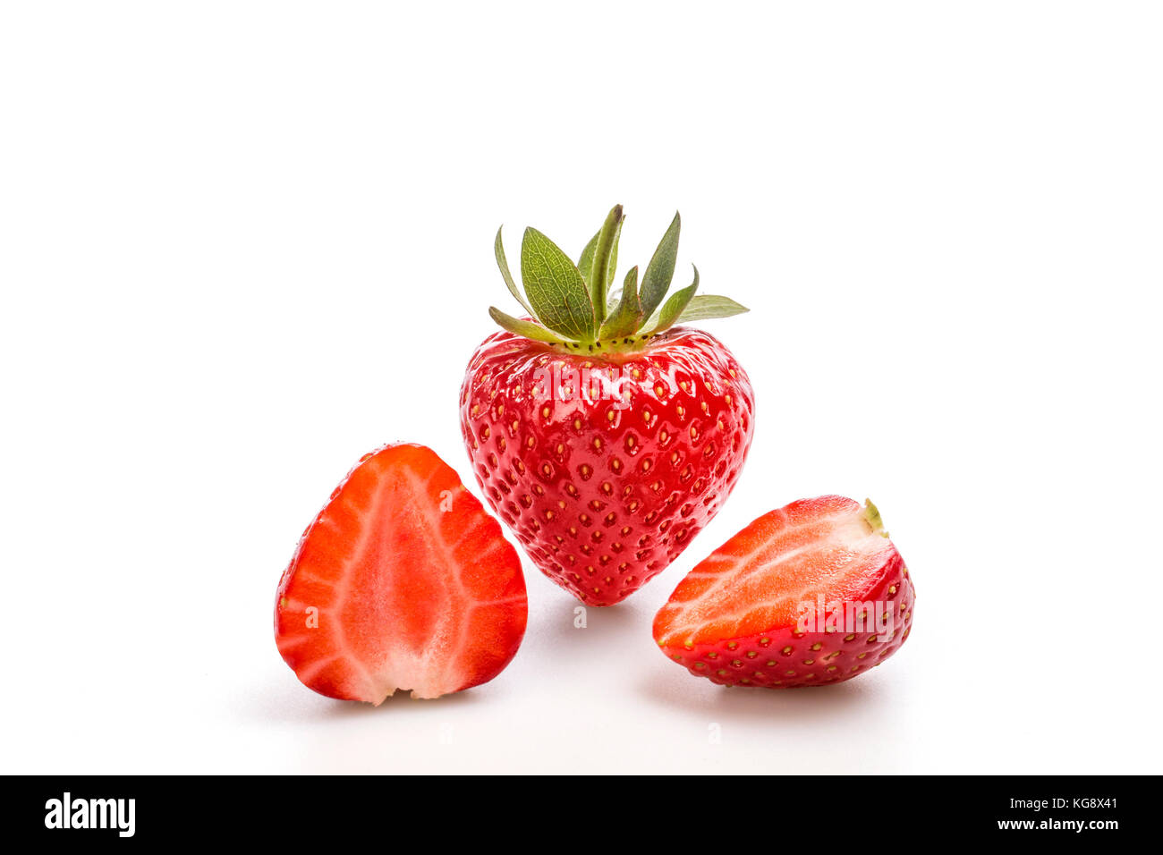 Rote Erdbeere auf weißem Hintergrund mit Freistellungspfaden. Stockfoto