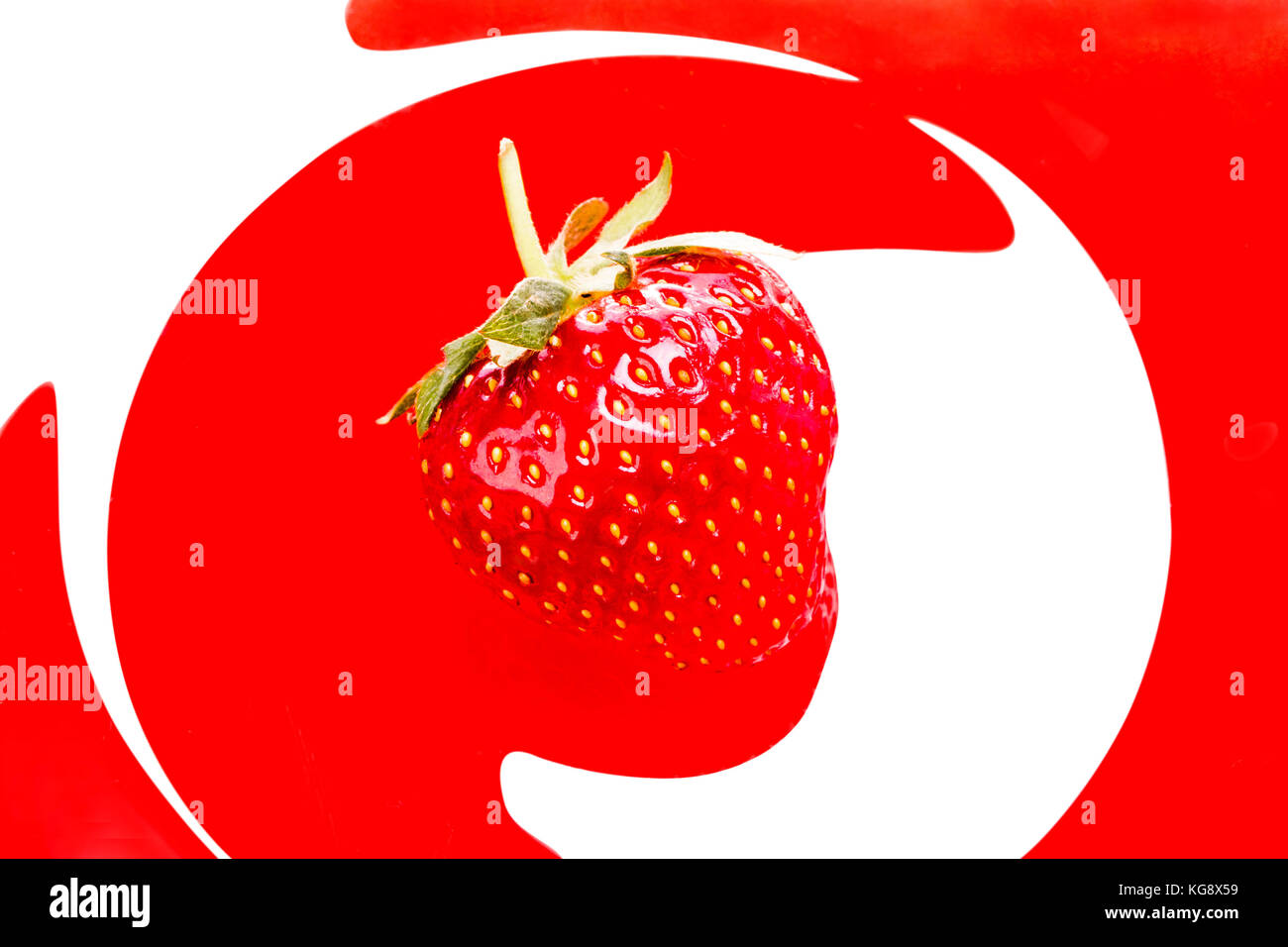 Rote Erdbeere auf einem weißen und roten Hintergrund. Stockfoto