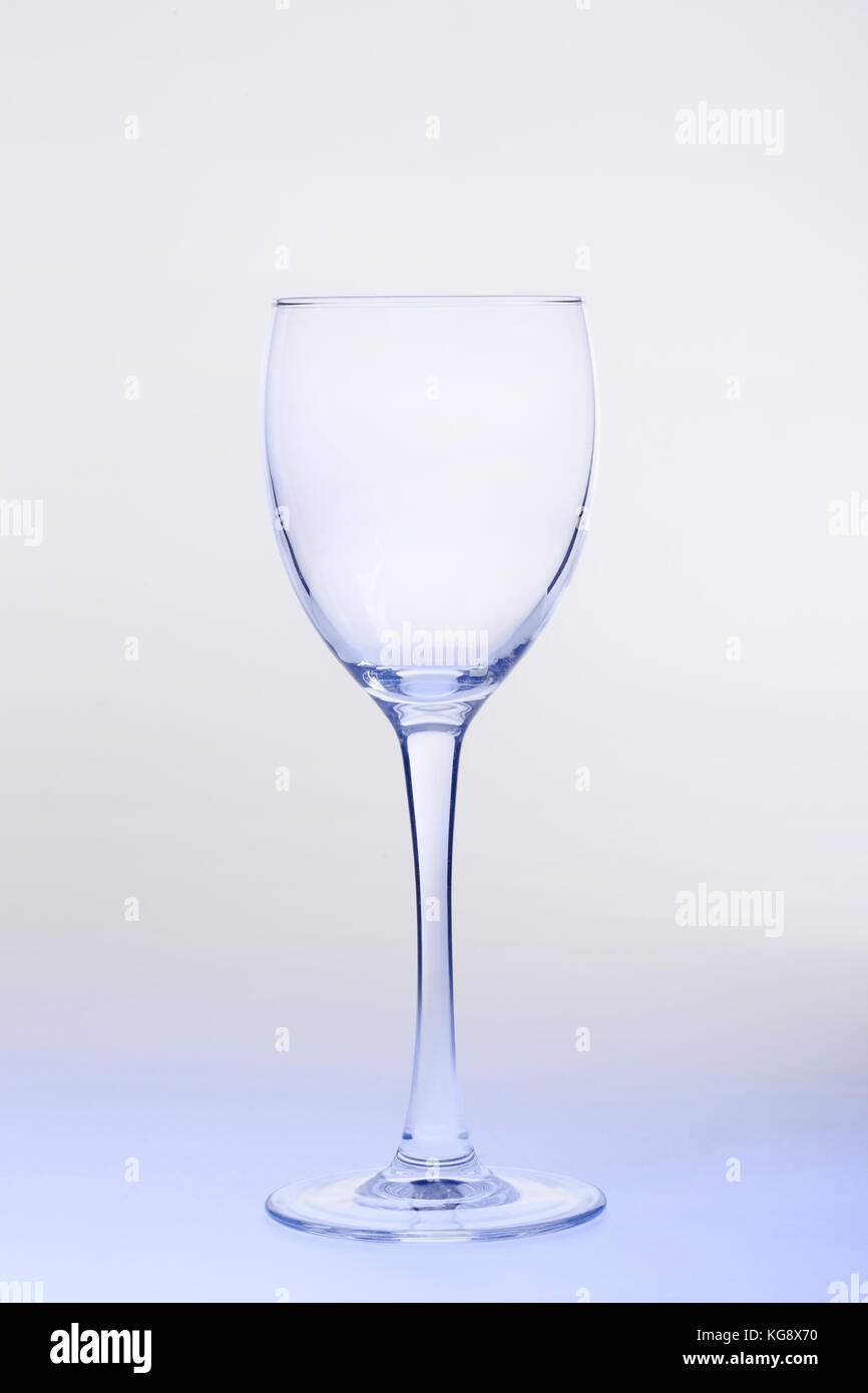 Leere Glas Wein auf Farbübergang Hintergrund. Stockfoto