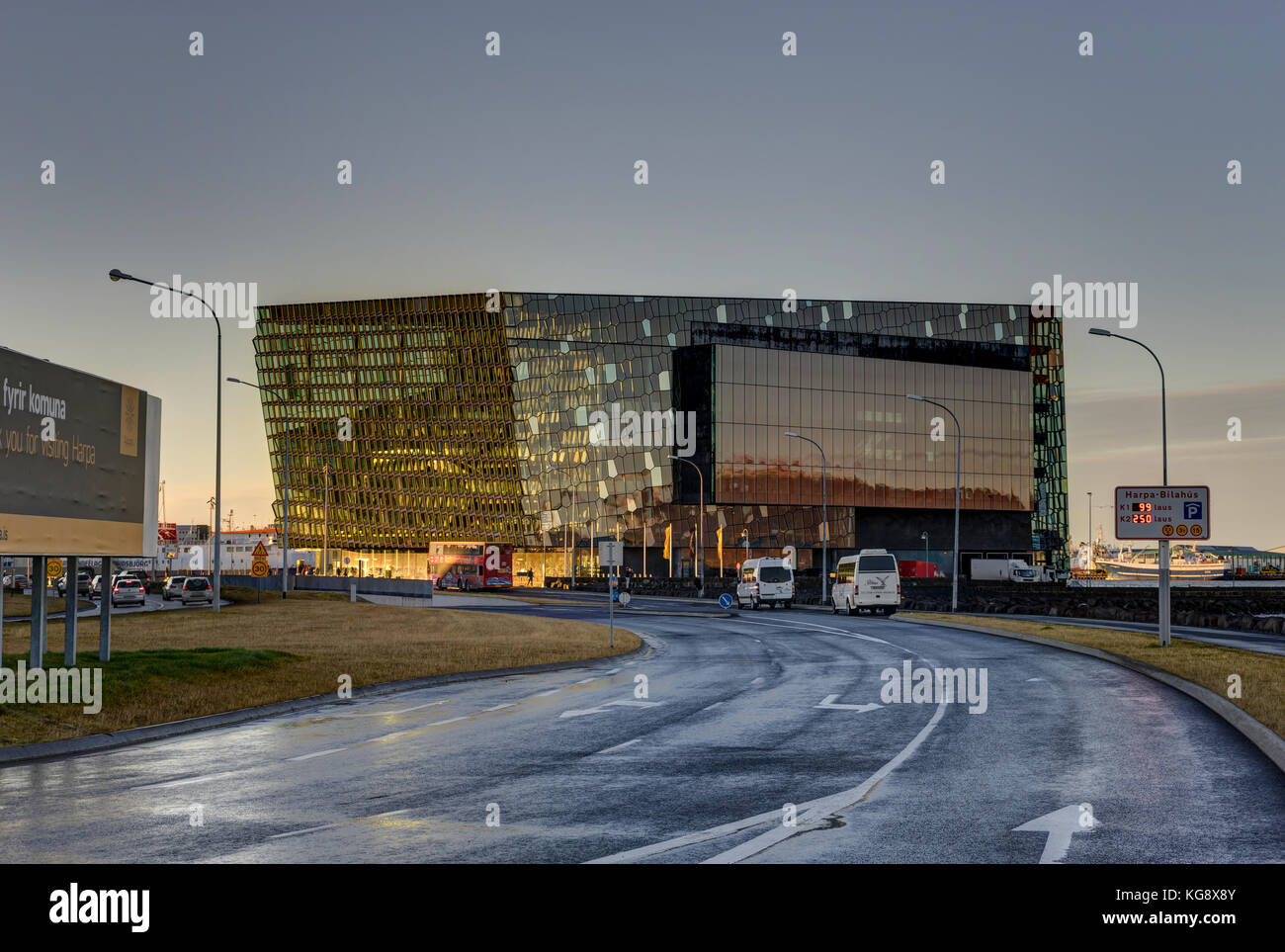 Harpa Konzertsaal in Reykjavik Island bei Sonnenuntergang Stockfoto