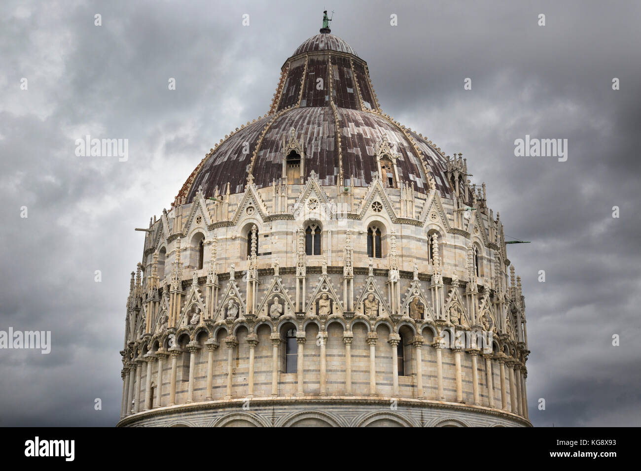 Pisa Baptisterium st. John (Battistero di San Giovanni) gegen einem bewölkten düsteren Himmel Stockfoto