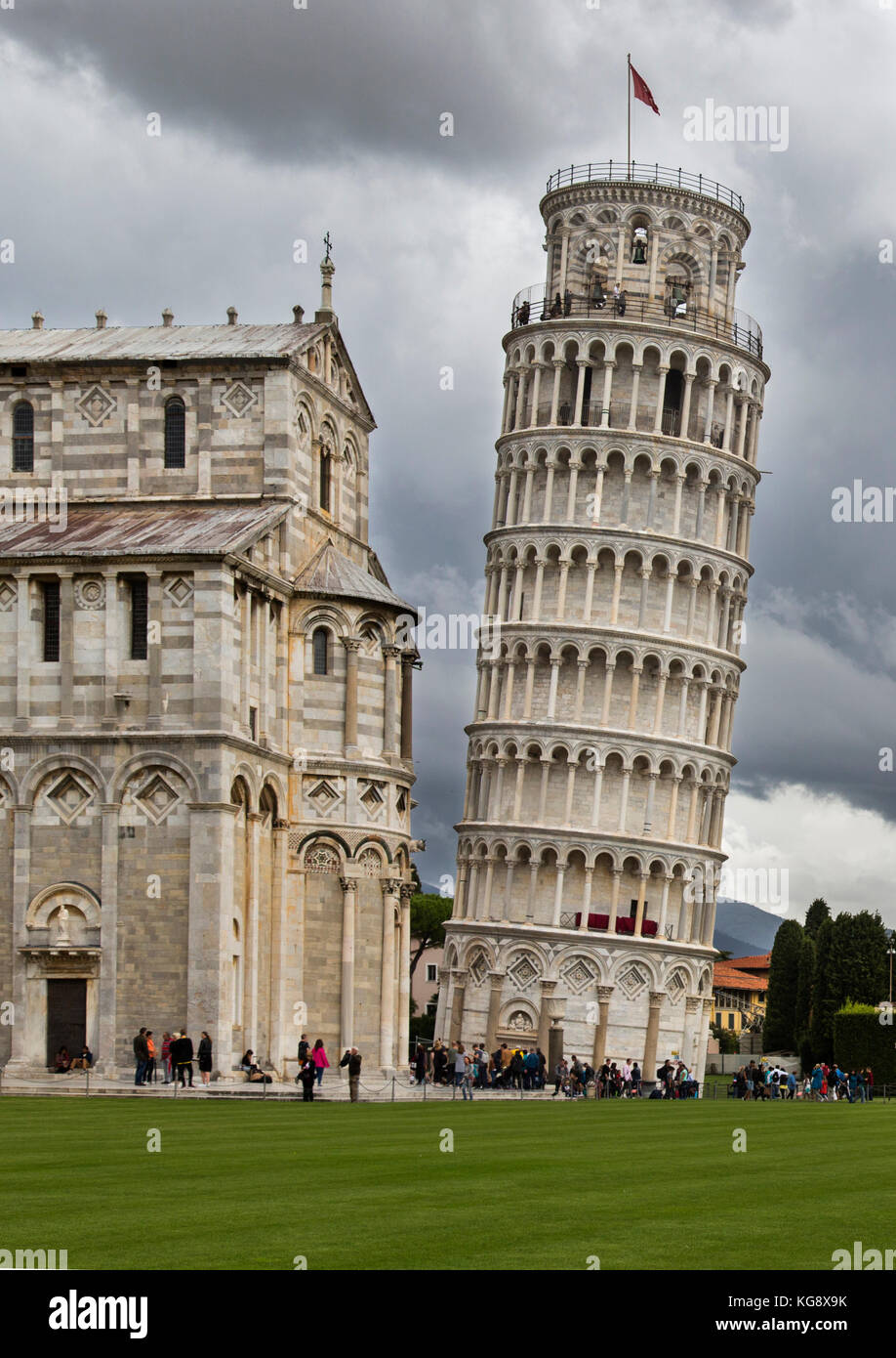 Den schiefen Turm von Pisa und der angrenzenden Pisa Kathedrale Stockfoto