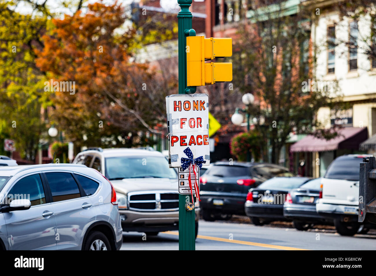 Lewisburg, PA - 4. November 2017: Ein Honk for Peace-Schild an einem Pfosten in der Innenstadt. Stockfoto