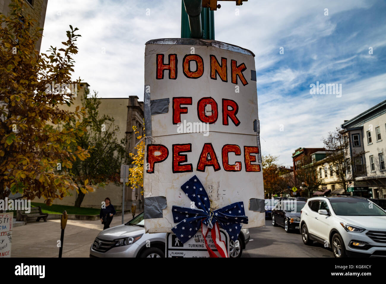 Lewisburg, PA - 4. November 2017: Ein Honk for Peace-Schild an einem Pfosten in der Innenstadt. Stockfoto