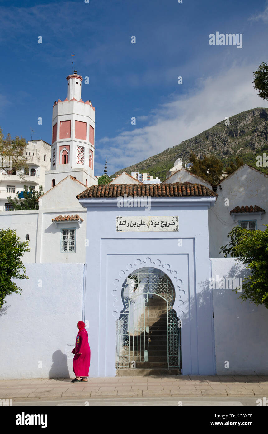 Eine arabische Frau Spaziergänge Vergangenheit Moschee in Fes, Marokko Stockfoto