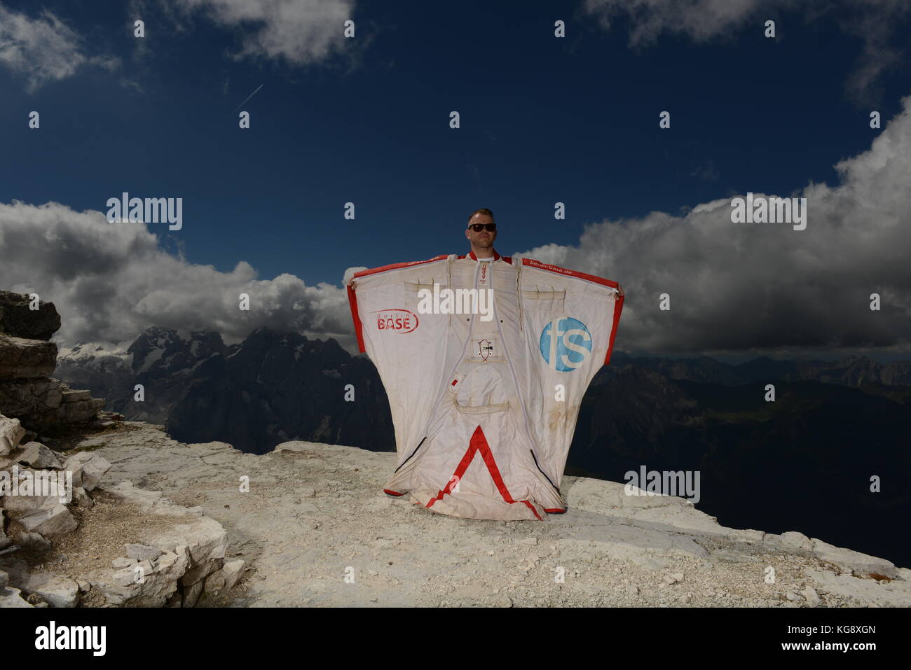 Diese wingsuit Base Jumper überprüft seine Klage vor dem Springen den Berg. Die Konzentration ist hoch, um sicherzustellen, dass keine Fehler passieren. Stockfoto