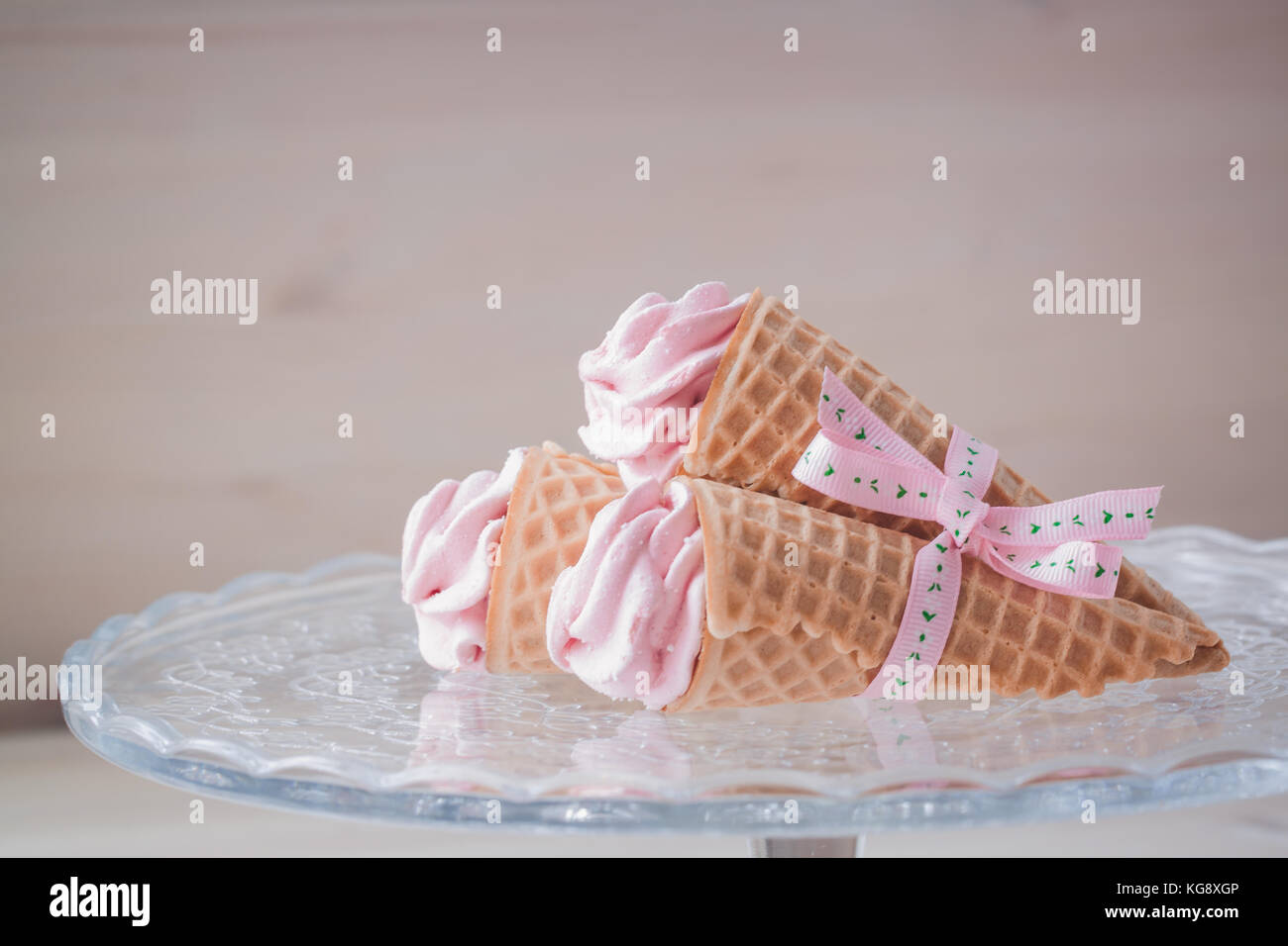 Rosa Himbeeraroma marshmallows Zephyr auf den hölzernen Hintergrund. Eis wie. Stockfoto