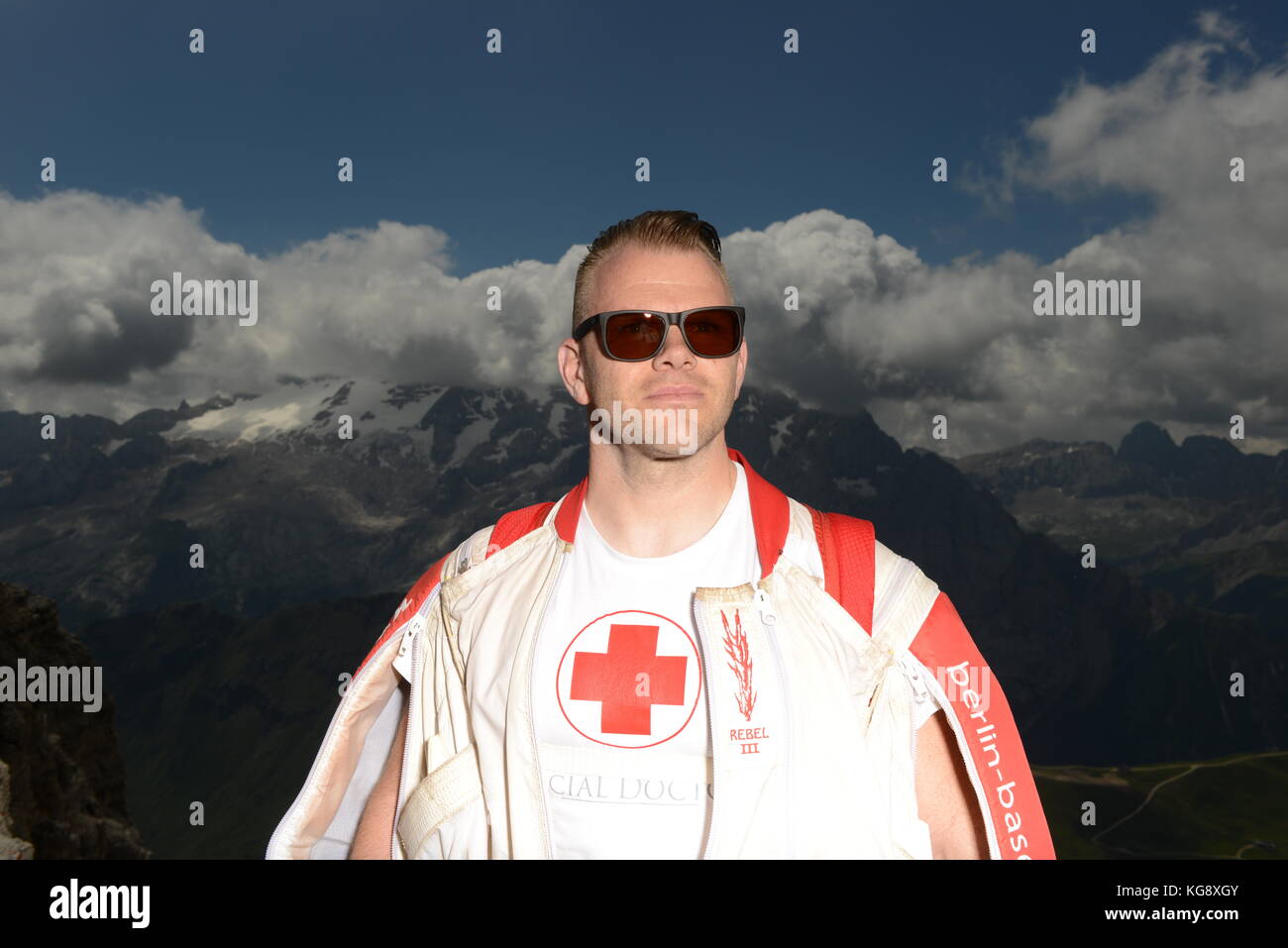 Wingsuit Base Jumper denkt über seinen nächsten Schritt von der Klippe hinter ihm zu springen. Die Konzentration zu hoch ist für den nächsten Schritt nach unten zu starten. Stockfoto