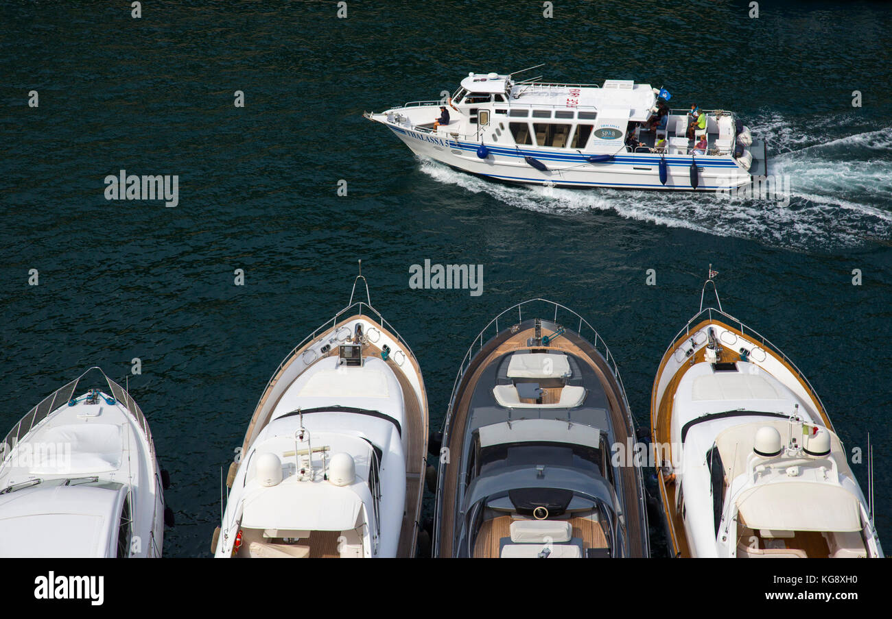 Eine touristische Besichtigungen Bootsfahrten letzten vier Super-Luxus motorisierten Yachten nebeneinander vertäut Stockfoto