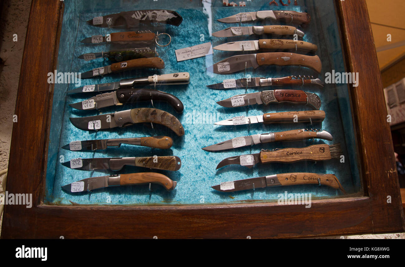 Korsische Souvenir für Messer zum Verkauf einschließlich ihrer berühmten vendetta Design Stockfoto