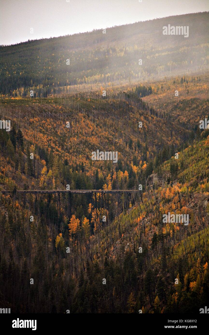 Einen abendlichen Spaziergang mit schöner Aussicht auf Myra Provincial Park im Herbst Saison. Eine der besten Wanderung in Kelowna, British Columbia. Stockfoto