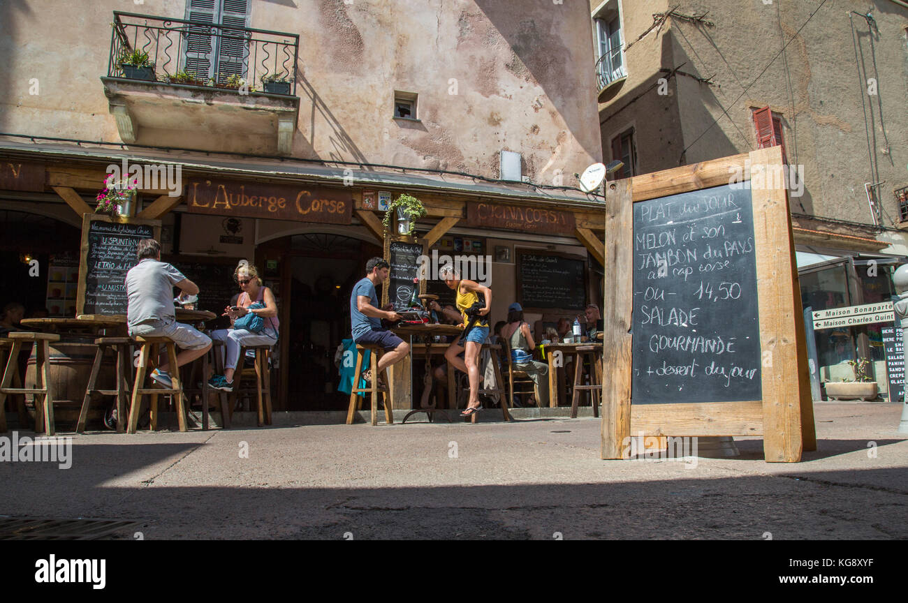 Touristen in ein Restaurant im Freien, in der Haute Ville von Bonifacio Stockfoto