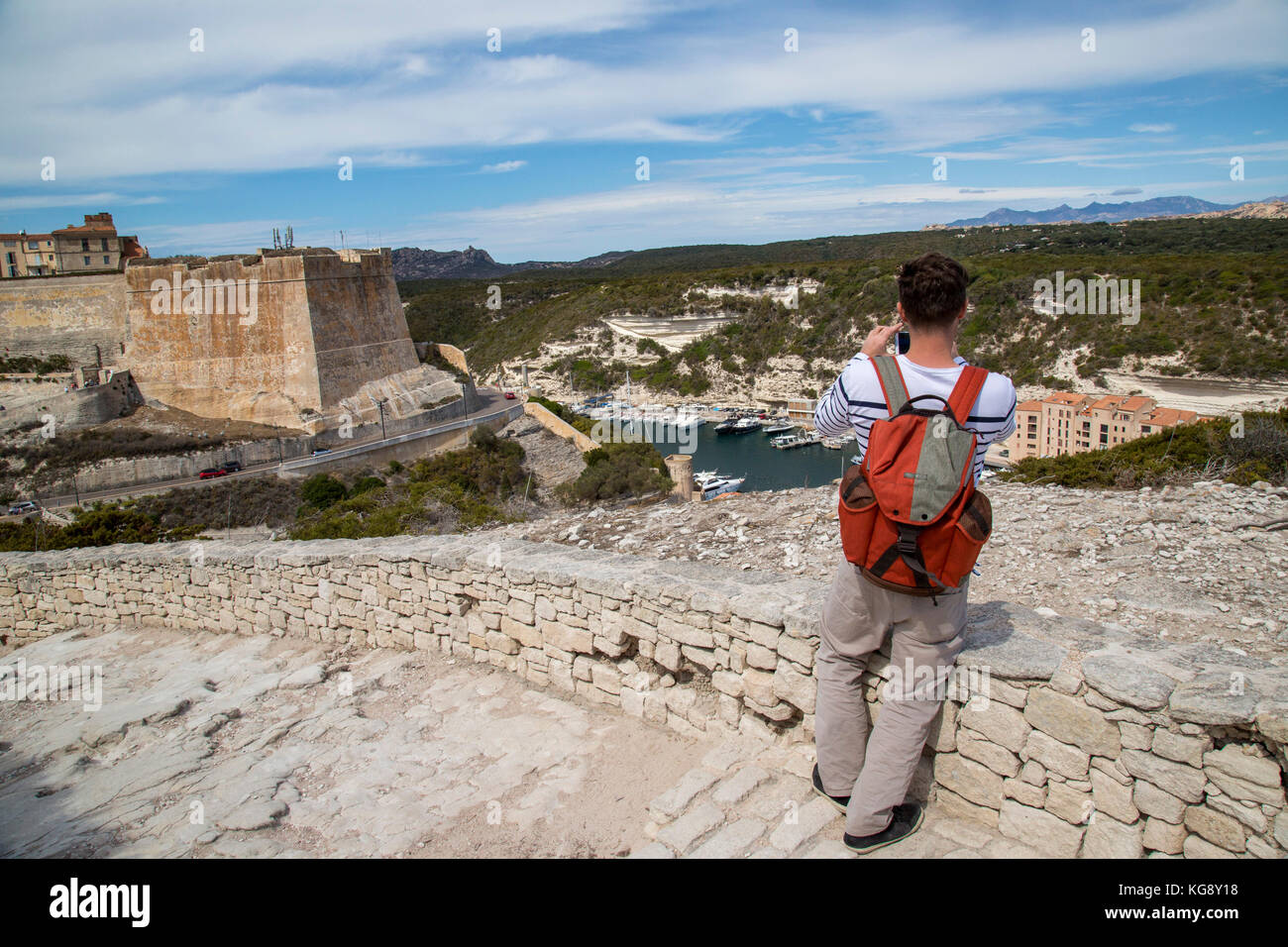 Touristen fotografieren die Zitadelle und die Bucht von Bonifacio auf Korsika Stockfoto