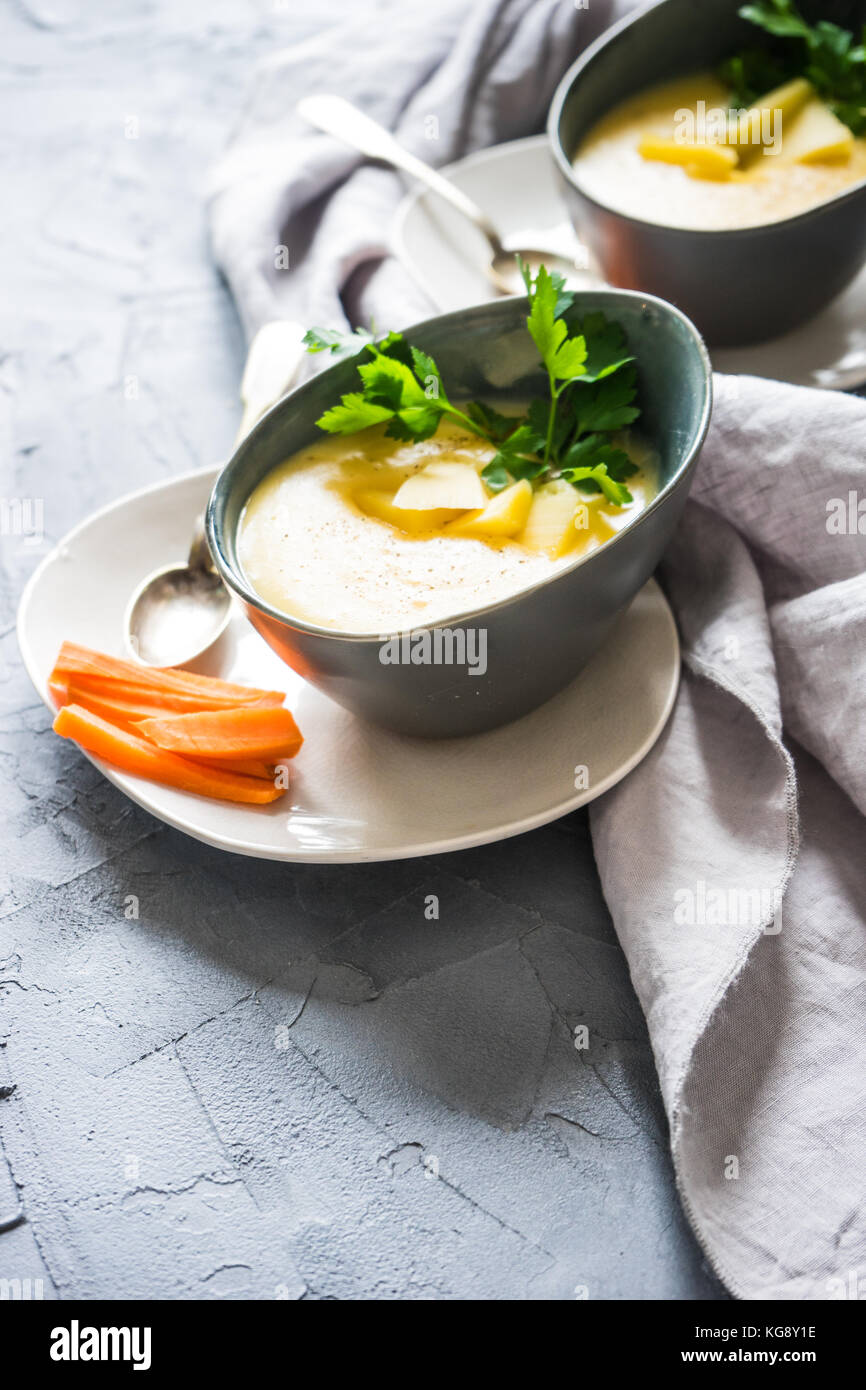 Hausgemachtes Bier Käse Suppe in grau Porzellanschale auf rustikalen konkreten Hintergrund Stockfoto