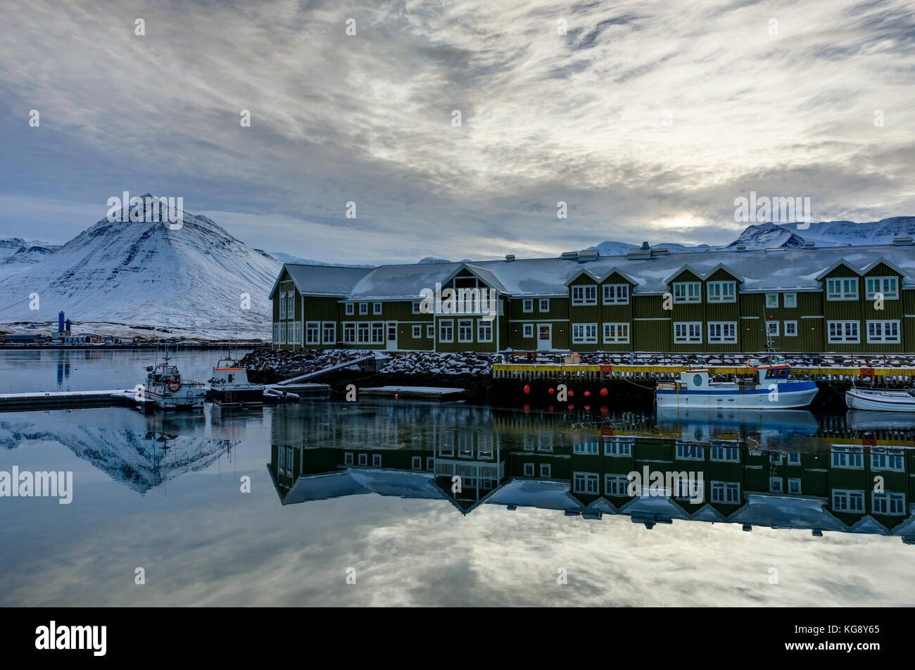 Winter Szene in Island kleine Stadt Siglufjordur mit Wasser refl Stockfoto