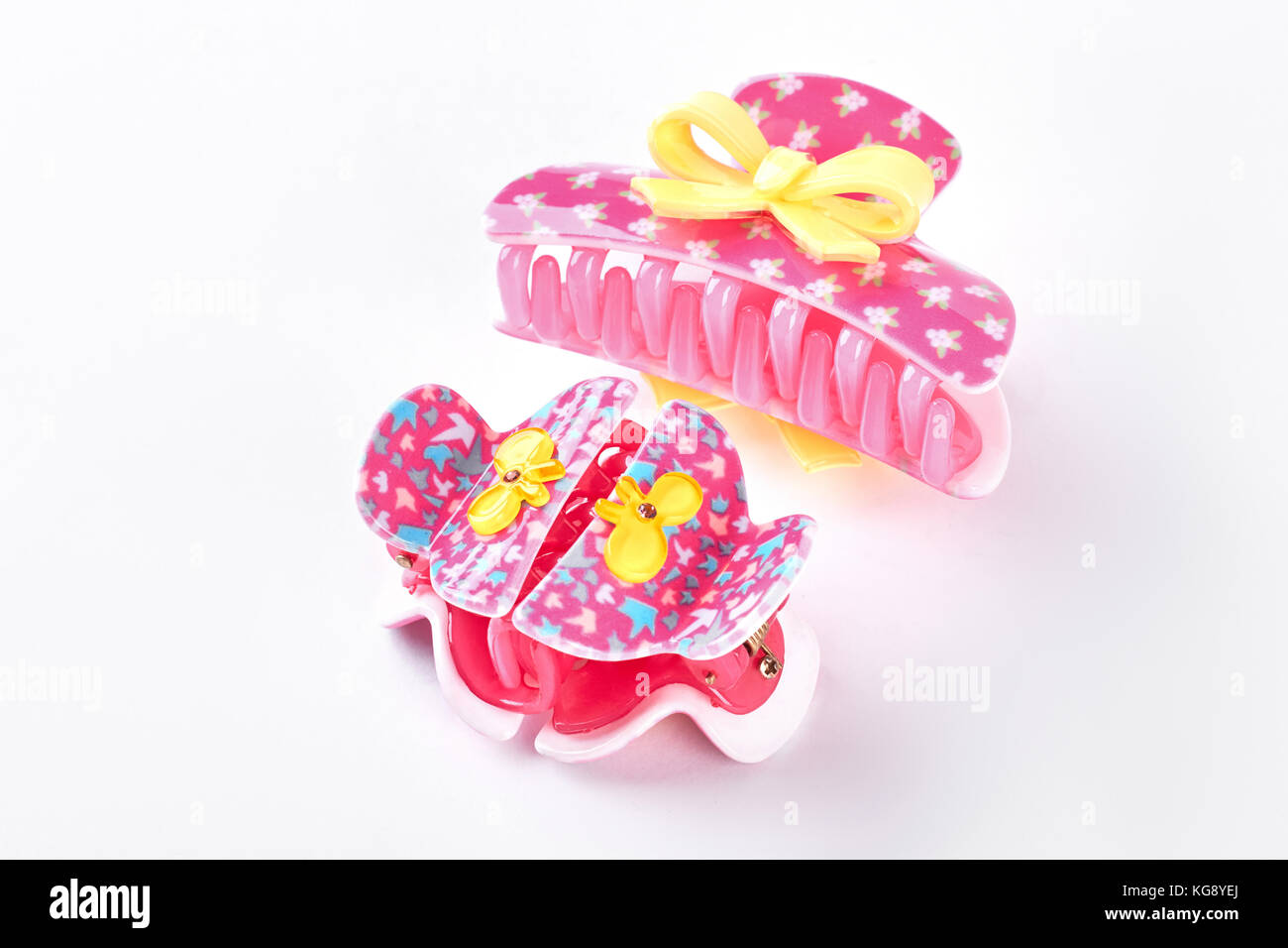 Rosa Kunststoff Haarclips mit Schleife. Stockfoto