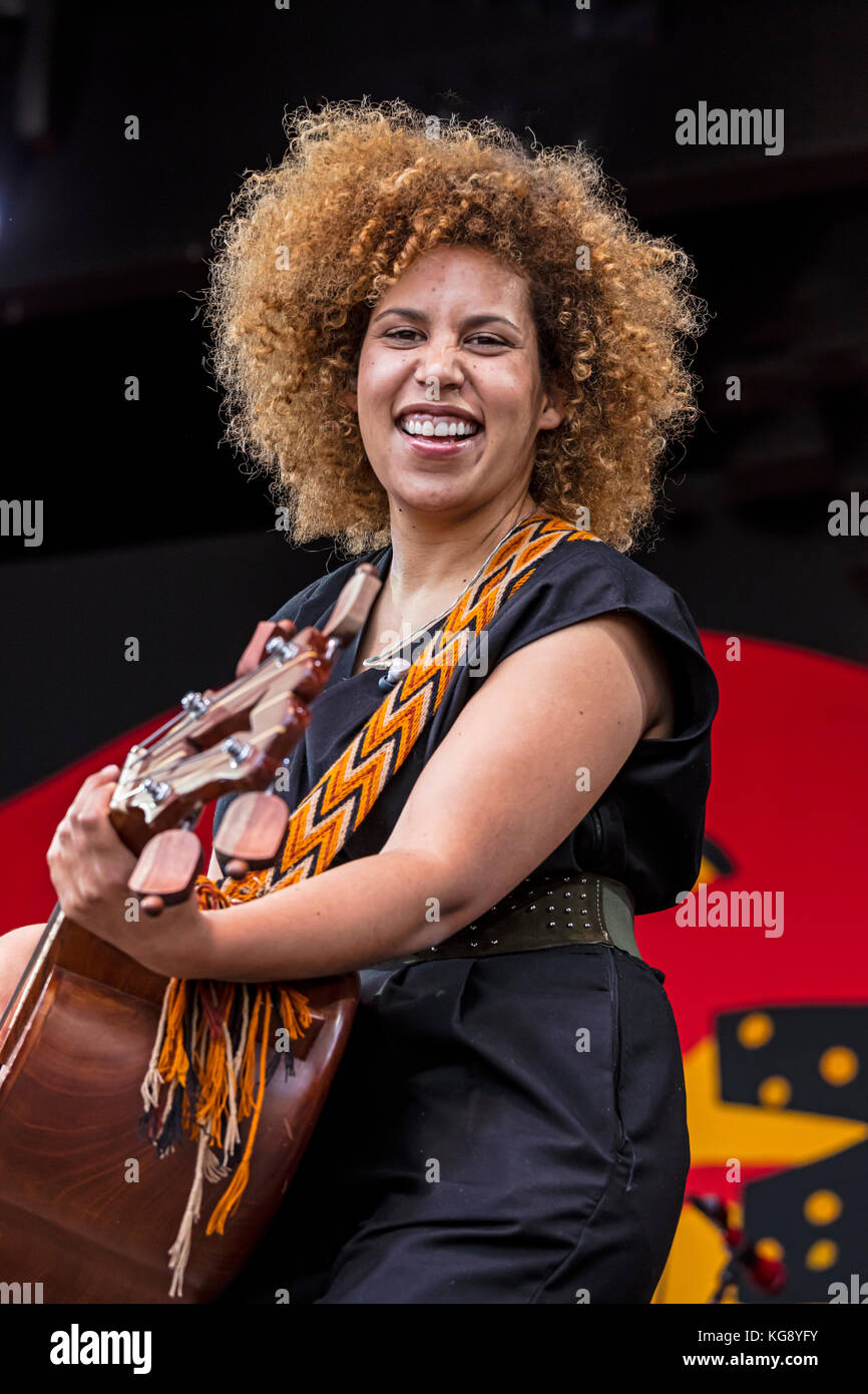 Adinda meertins auf Basis Gitarre mit der kolumbianischen band Monsieur perine - Monterey Jazz Festival, Kalifornien Stockfoto