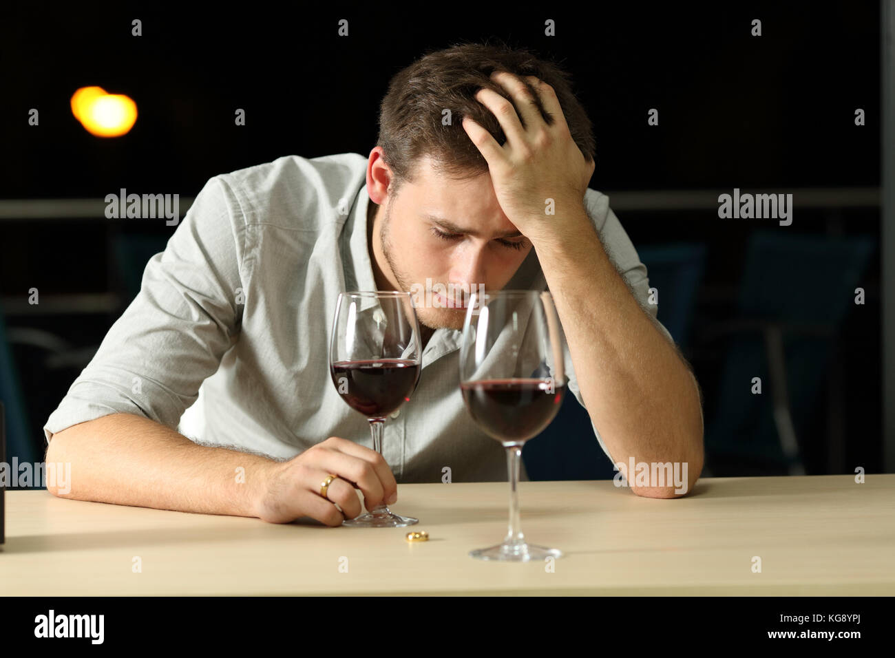 Vorderansicht eines traurigen Mann beschwerte sich nach der Pause oder ein schlechtes Datum in einer Bar in der Nacht Stockfoto