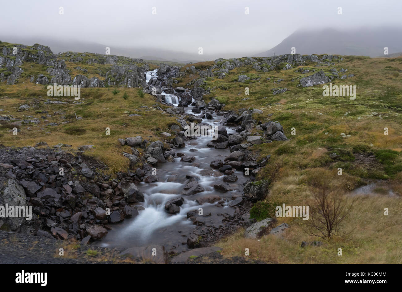 Berge mit Fluss und Nebel im Norden von Island in der Nähe von Akureyri Reyk Stockfoto