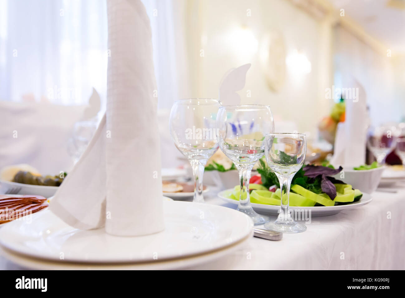 Tisch im Restaurant serviert. Stockfoto