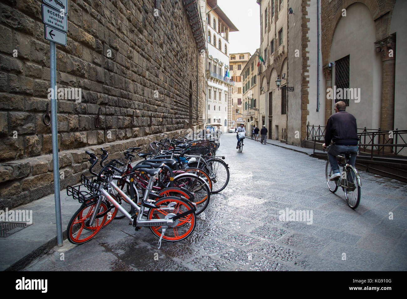 Fahrräder gegen das Pflaster im typisch Florentiner Straße geparkt Stockfoto