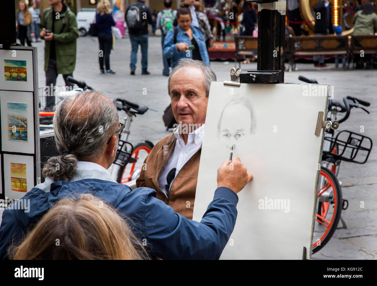 Street artist skizzieren ein Mann in einem langen Open-air-Piazza in Florenz Stockfoto