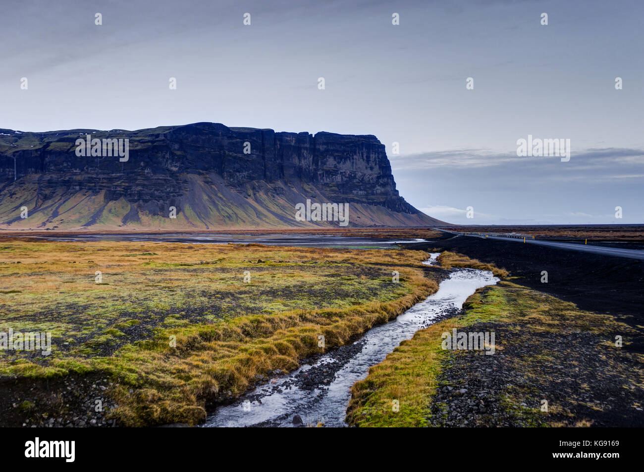 Isländische Landschaft mit Bergen und Flüssen mit Gras und stre Stockfoto