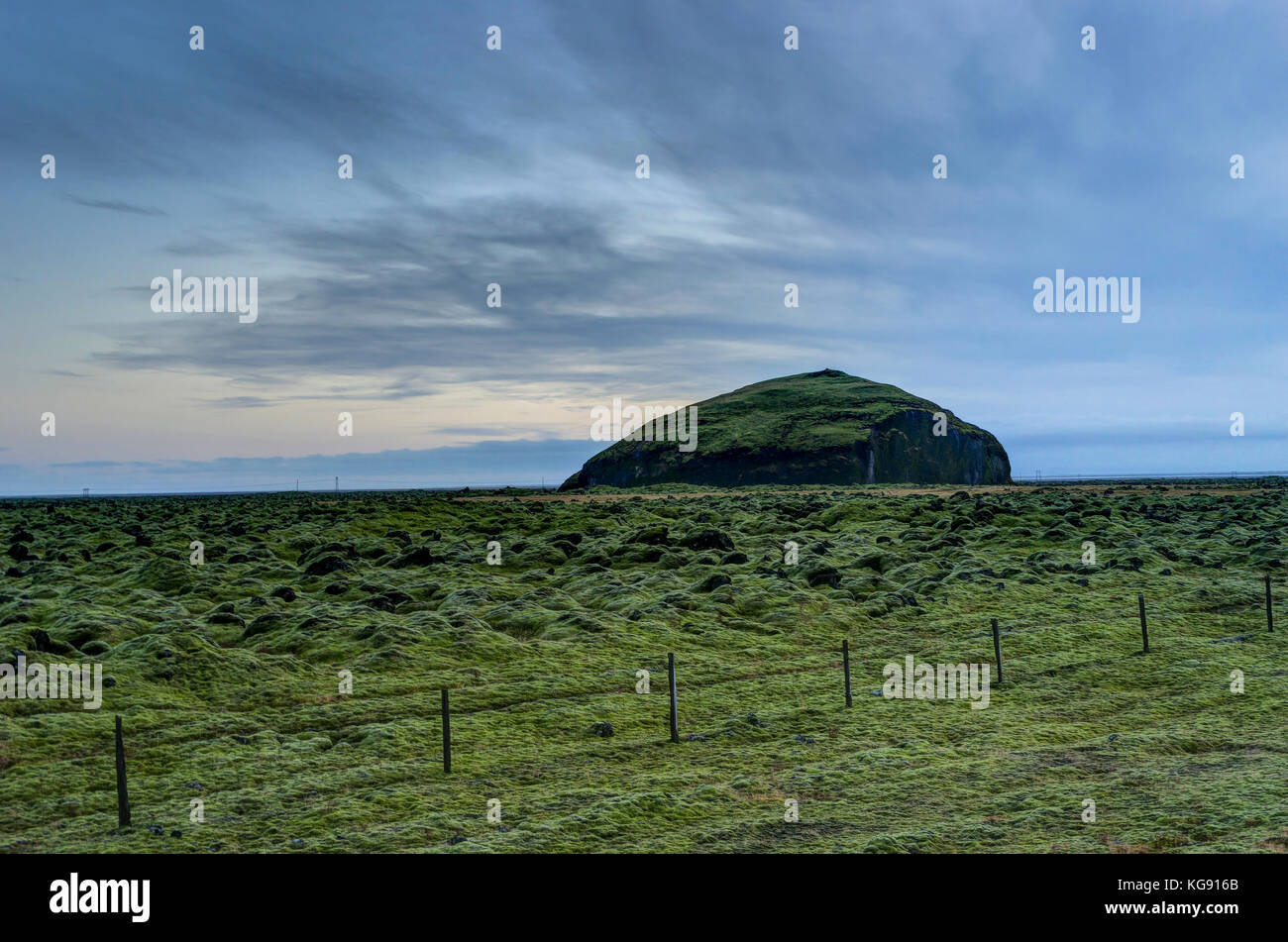 Isländische Landschaft mit Bergen und Flüssen mit Gras und stre Stockfoto