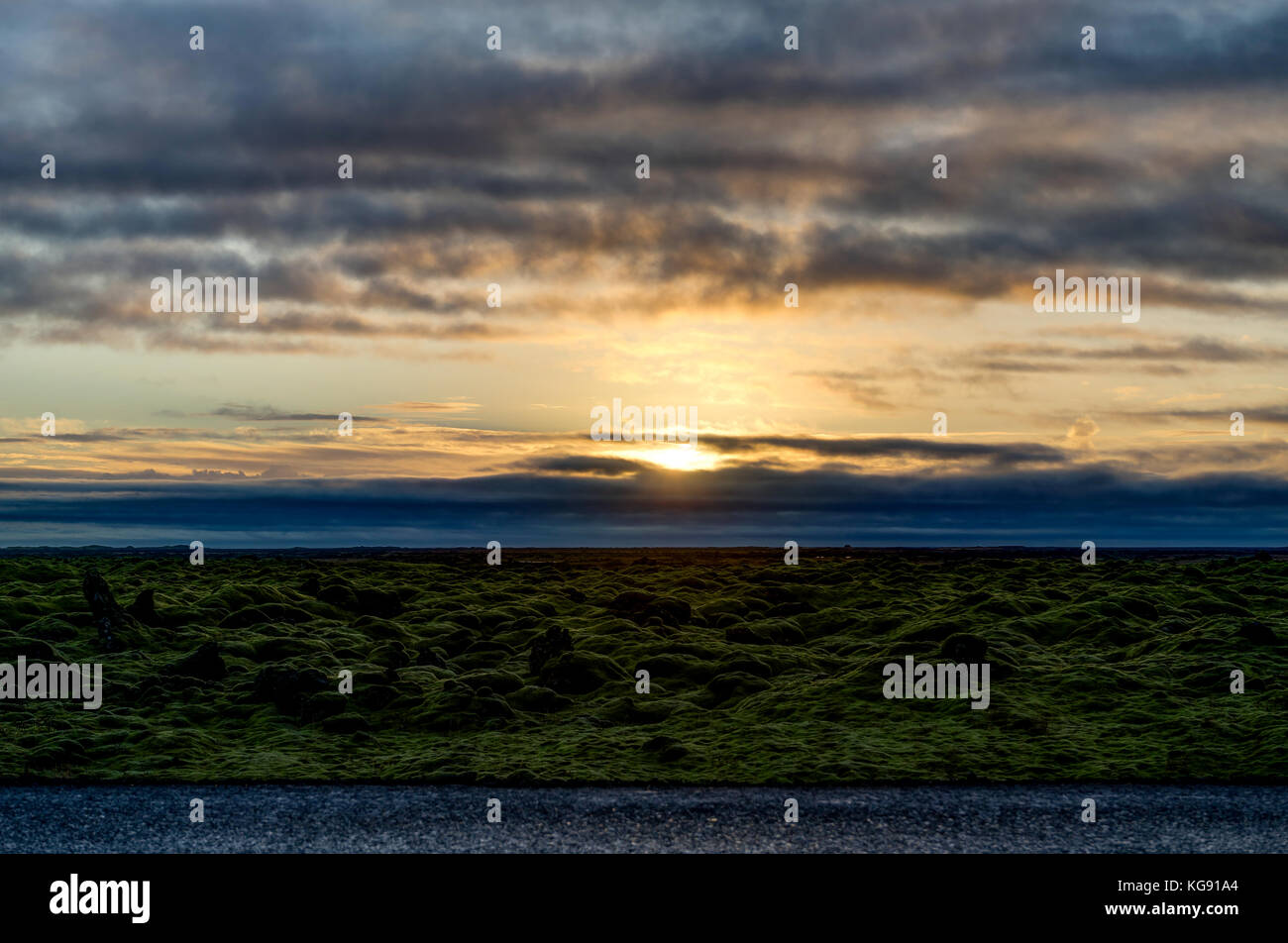 Sonnenuntergang über Island Landschaft mit grünen Moos während der Goldenen Stunde Stockfoto