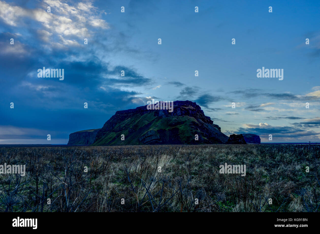 Island Landschaft mit grünen Moos und Blick Richtung Berge dar Stockfoto