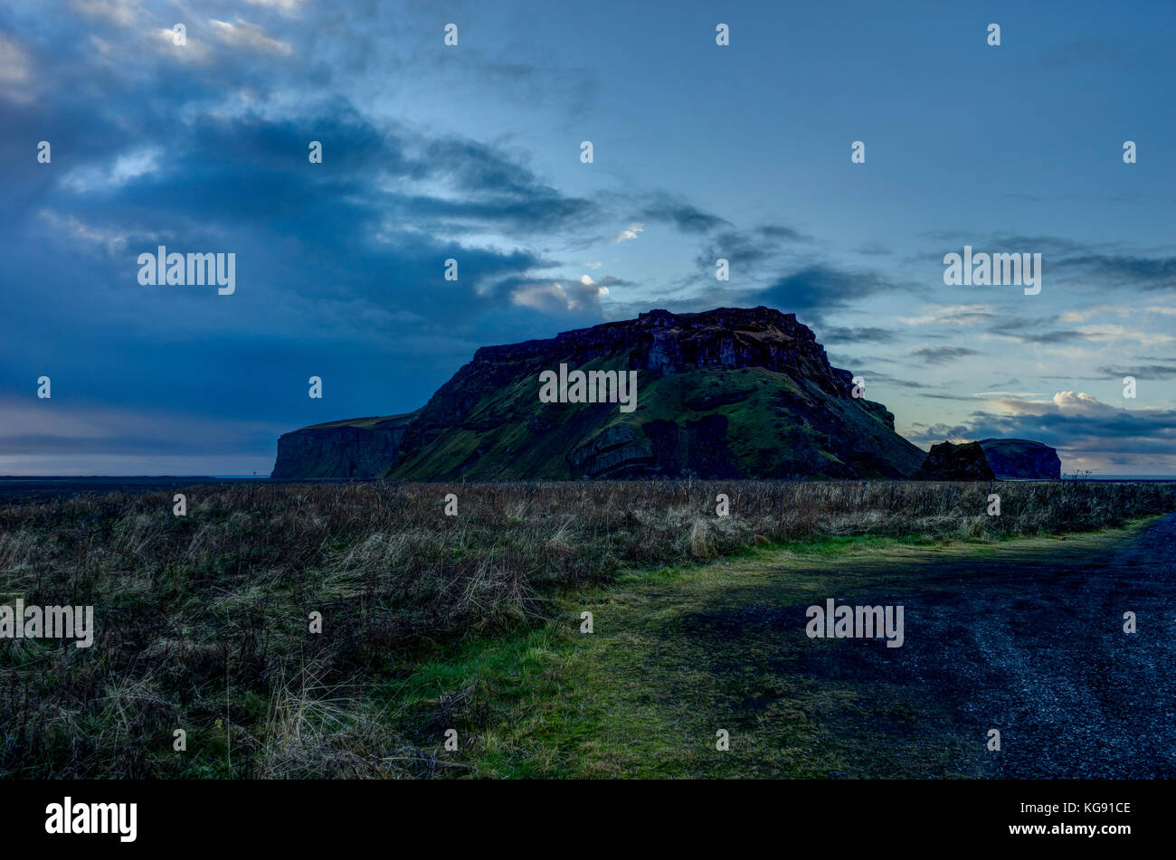 Island Landschaft mit grünen Moos und Blick Richtung Berge dar Stockfoto