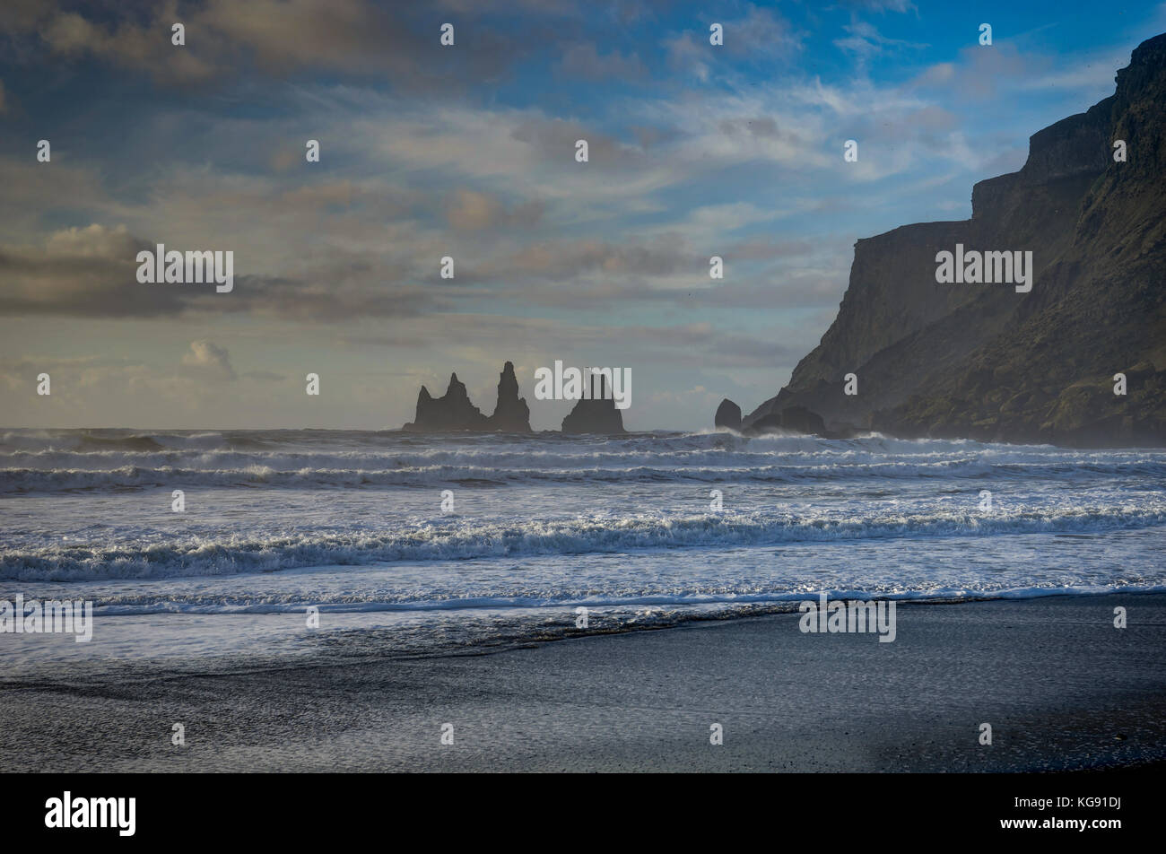 Schwarzer Strand und Meer-Stacks in Vik Island mit Bergen Wellen ein Stockfoto