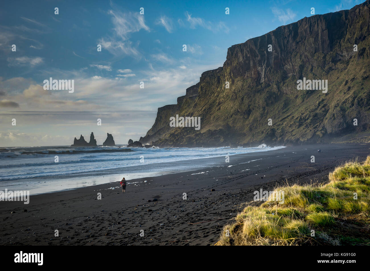 Touristische Person am Schwarzen Strand und Meer-Stacks in Vik Island mit Stockfoto