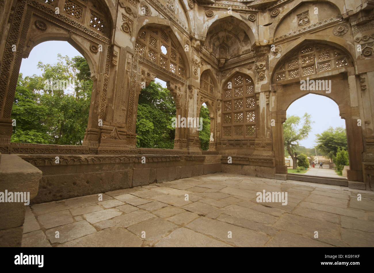 Innenansicht einer großen Kuppel bei Jami Masjid (Moschee), UNESCO-geschützten Champaner - Pavagadh Archäologischen Park, Gujarat, Indien. Datiert bis 1513, Bau Stockfoto