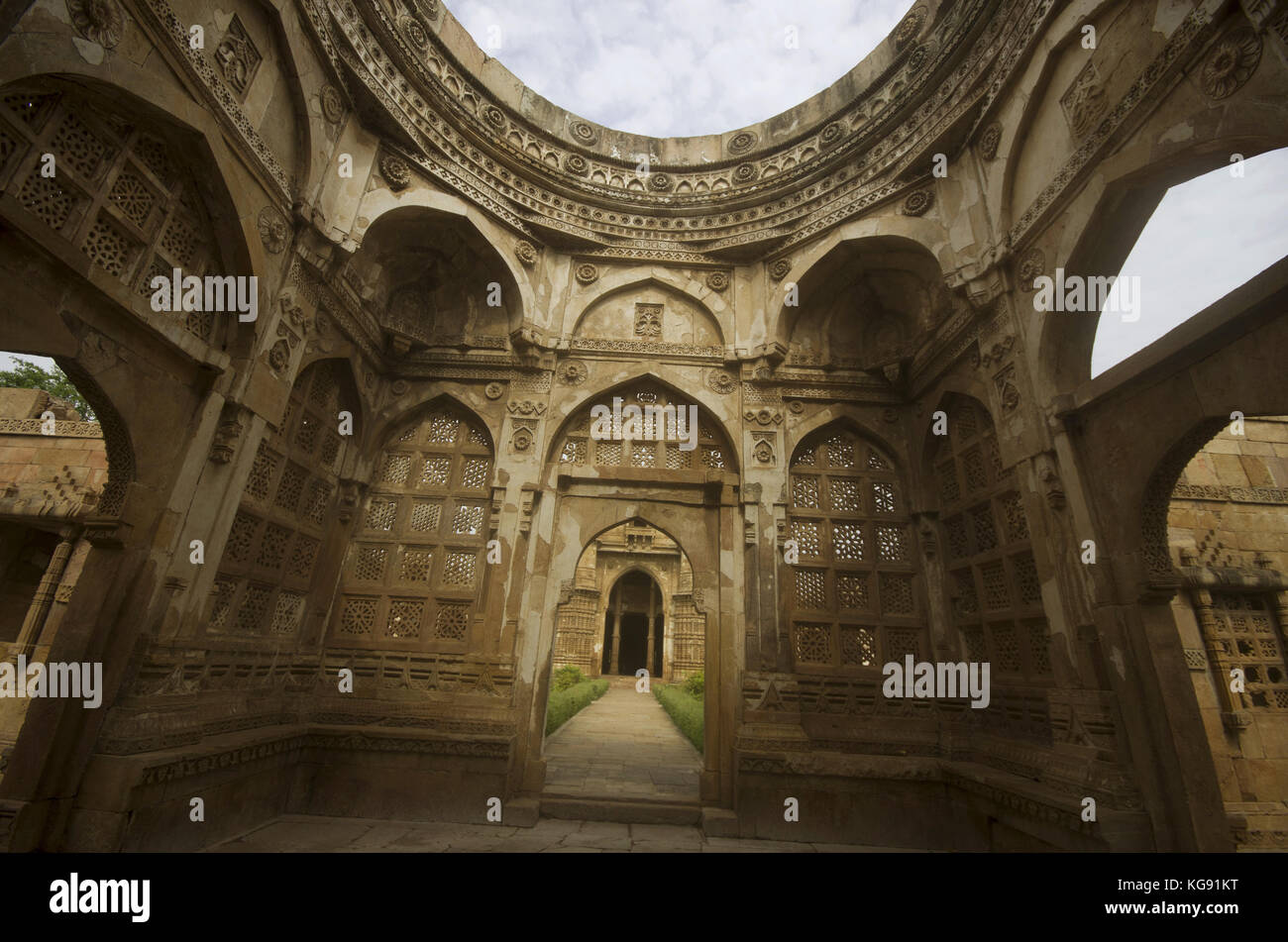 Innenansicht einer großen Kuppel bei Jami Masjid (Moschee), UNESCO-geschützten Champaner - Pavagadh Archäologischen Park, Gujarat, Indien. Datiert 1513, konstruieren Stockfoto
