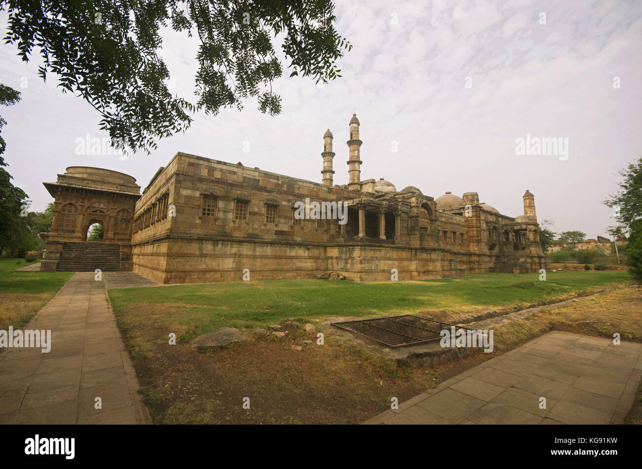 Außenansicht von Jami Masjid (Moschee), UNESCO geschützten Champaner - Papagadh Archäologischen Park, Gujarat, Indien. Datiert auf 1513, Bau über 125 je Stockfoto